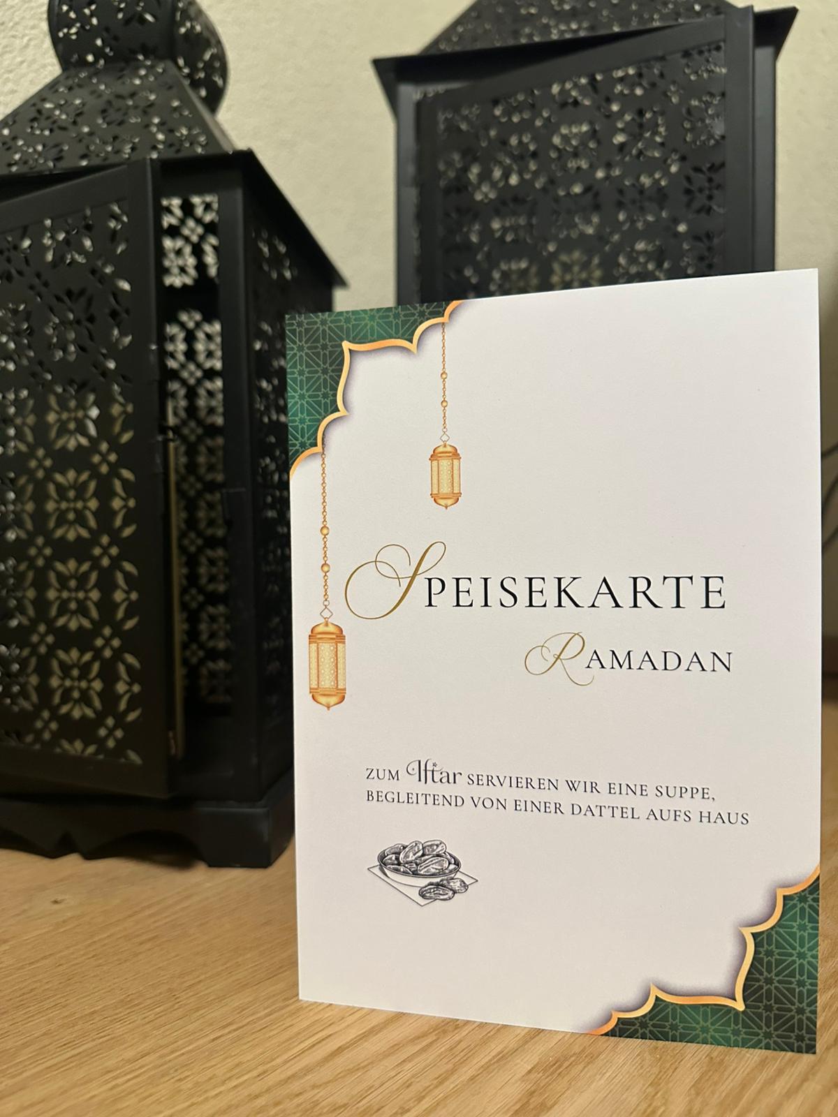 Frontansicht der Ramadan-Speisekarte mit Laternen-Illustration vor schwarzen Laternen